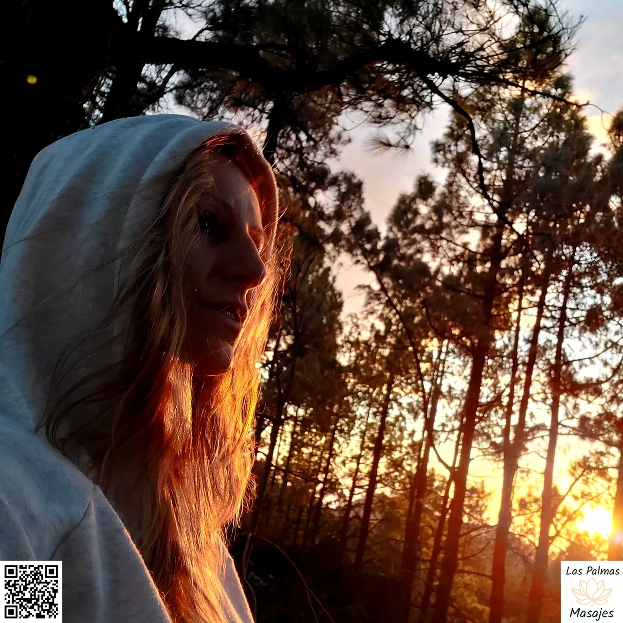 Massage therapy session at Las Palmas Masajes wellness studio